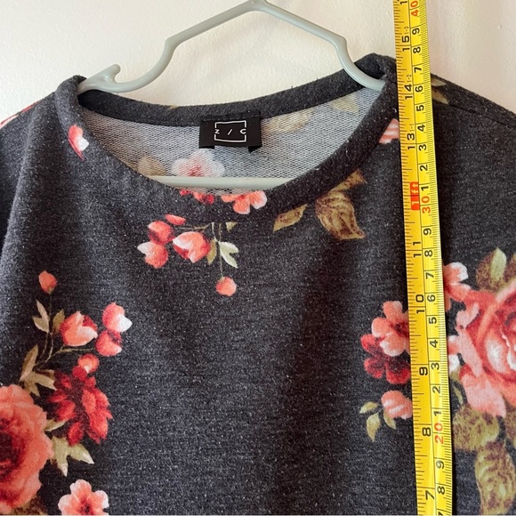 🌼 5/$25 Kids Dark Floral Crop Sweatshirt Cozy Rose Print Pullover Small/Medium - Picture 5 of 9